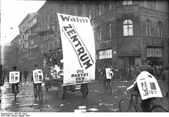 Ein Propagandawagen des Zentrums in den Straßen Berlins (August-September 1930)